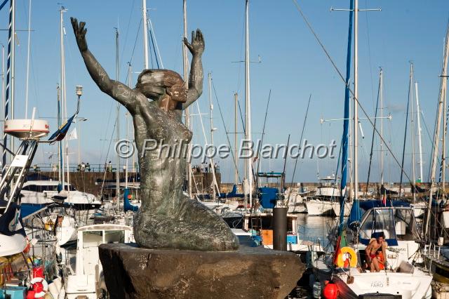 madere 08.JPG - Statue couverte de signatures de marins, port de Funchal, Madère, Portugal